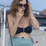 Ana Rosa Quintana fumando en bikini en Ibiza