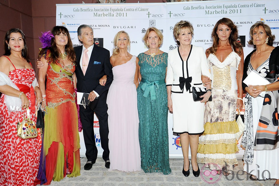 Laura Valenzuela, Jaime Ostos, María Ángeles Grajal y varias invitadas en la Gala contra el Cáncer