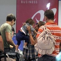Elena Tablada coge a su hija Ella Bisbal en el aeropuerto