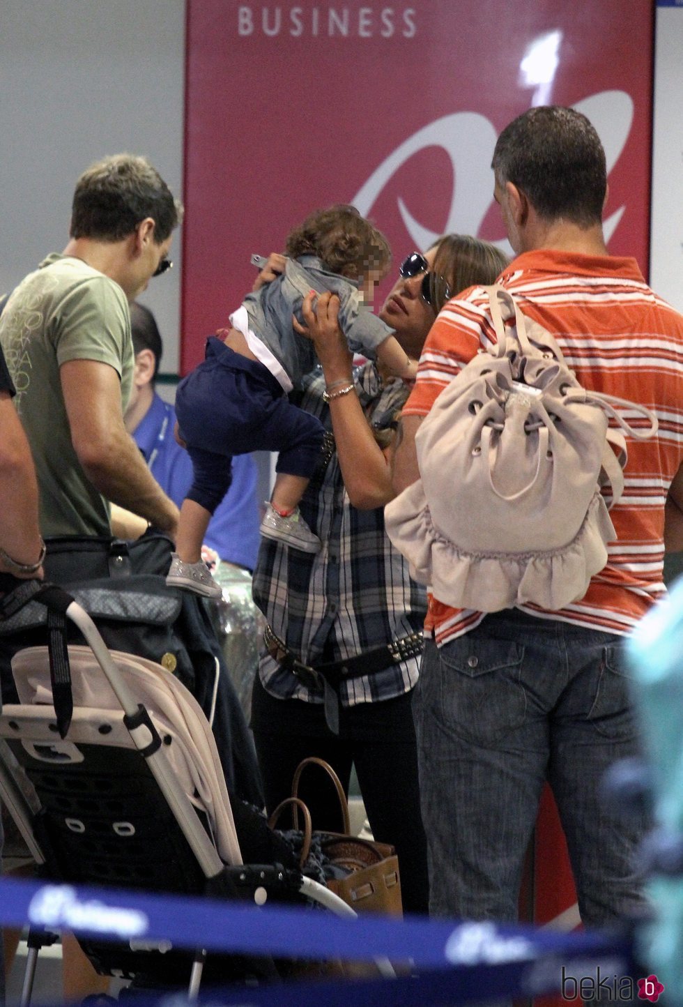 Elena Tablada coge a su hija Ella Bisbal en el aeropuerto