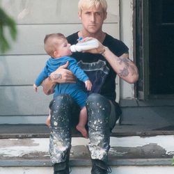 Ryan Gosling da el biberón a un bebé en el rodaje de 'The place beyond the pines'