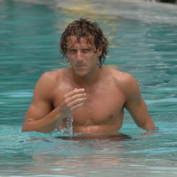 Diego Forlán se refresca en una piscina en Miami