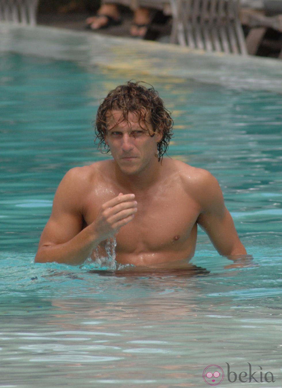 Diego Forlán se refresca en una piscina en Miami