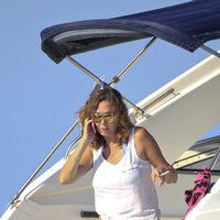 Ana Rosa Quintana fumando y hablando por el móvil en Formentera