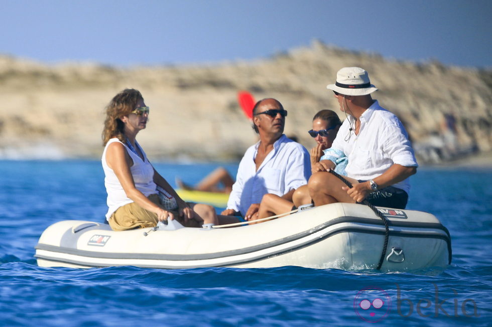 Ana Rosa Quintana, Juan Muñoz y unos amigos en una lancha en Formentera
