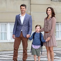 Federico y Mary de Dinamarca con su hijo Christian en su primer día de colegio