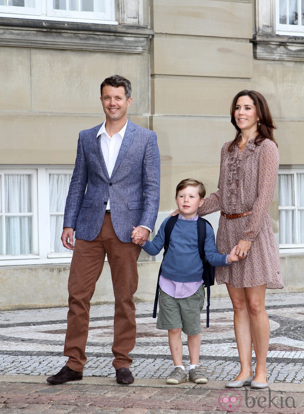 Federico y Mary de Dinamarca con su hijo Christian en su primer día de colegio