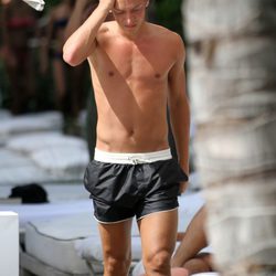 Mesut Ozil con el pecho desnudo