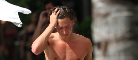 Mesut Ozil con el pecho desnudo