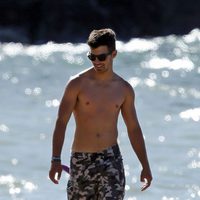 Joe Jonas con el torso desnudo en la playa