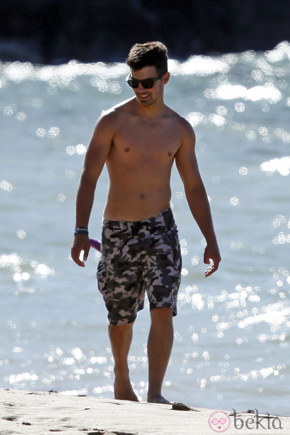 Joe Jonas con el torso desnudo en la playa