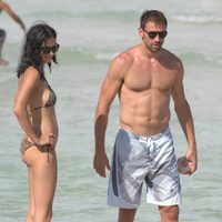 Marco Jaric en la playa con Adriana Lima