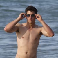 Nick Jonas presume de torso desnudo en la playa