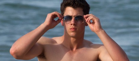 Nick Jonas presume de torso desnudo en la playa