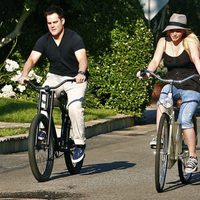 Hilary Duff y Mike Comrie en bicicleta