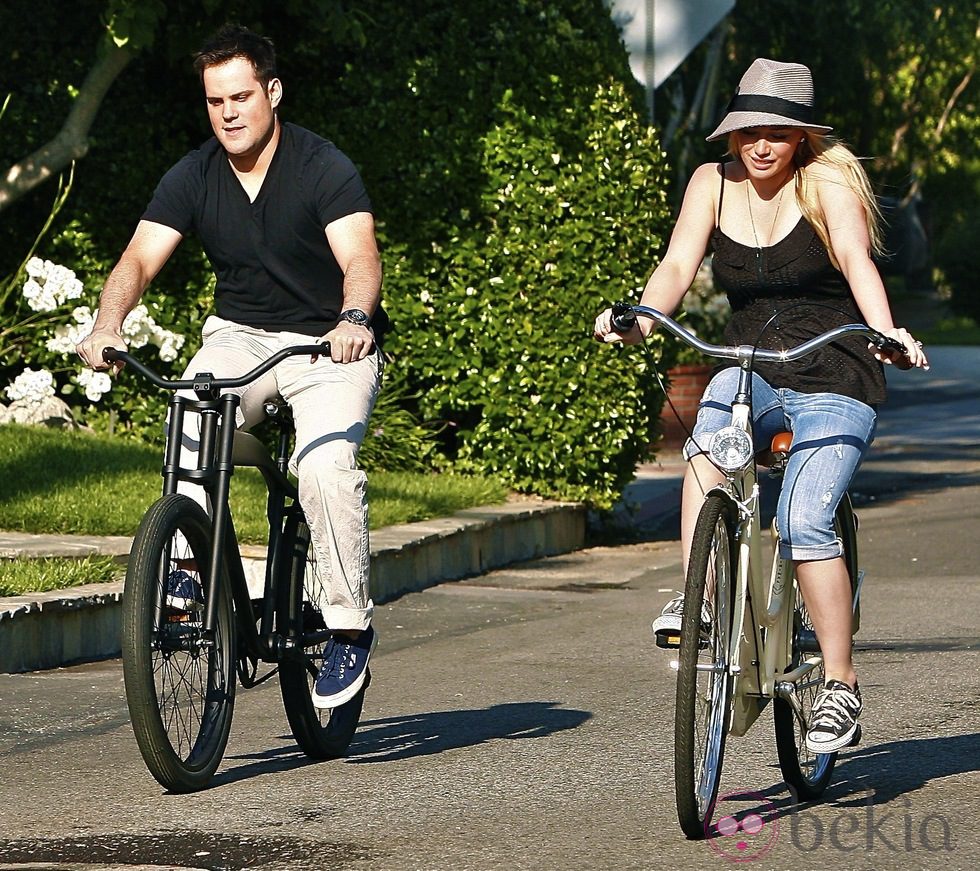 Hilary Duff y Mike Comrie en bicicleta
