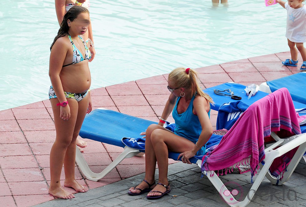 Belén Esteban y su hija Andrea en la piscina
