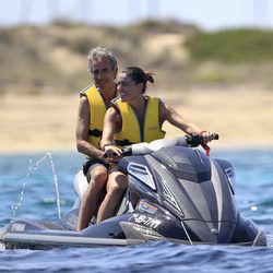 Imanol Arias e Irene Meritxell a bordo de una moto acuática en Ibiza