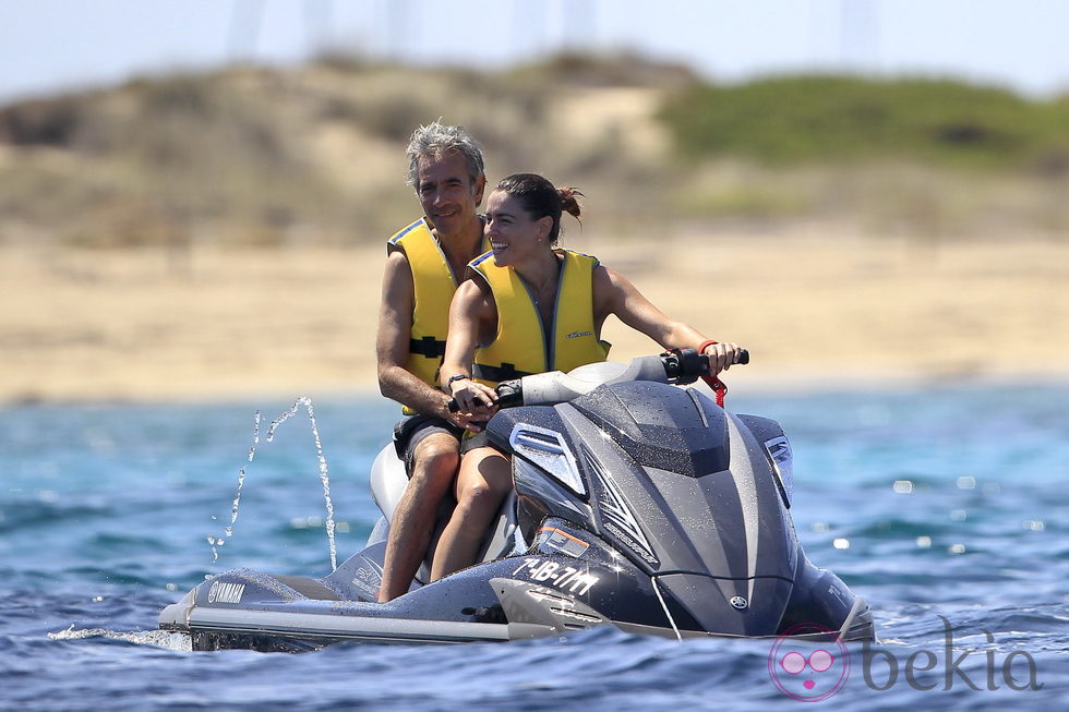 Imanol Arias e Irene Meritxell a bordo de una moto acuática en Ibiza