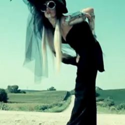 Lady Gaga de negro y con pamela en el videoclip 'You and I'