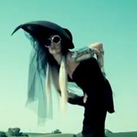 Lady Gaga de negro y con pamela en el videoclip 'You and I'