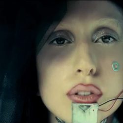 Lady Gaga de luto riguroso en el videoclip 'You and I'