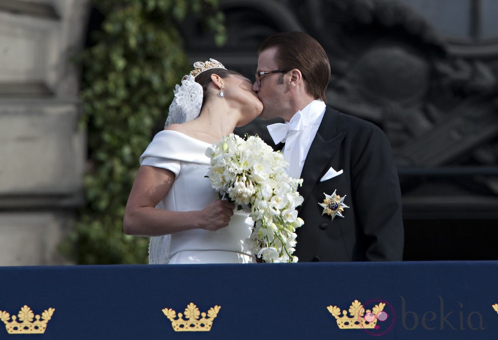 Los Príncipes Victoria y Daniel de Suecia besándose el día de su boda