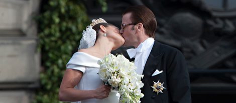 Los Príncipes Victoria y Daniel de Suecia besándose el día de su boda