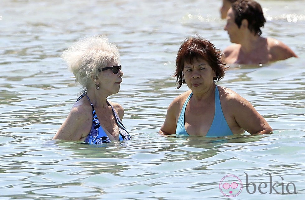 Cayetana de Alba y una ayudante se bañan en Ibiza