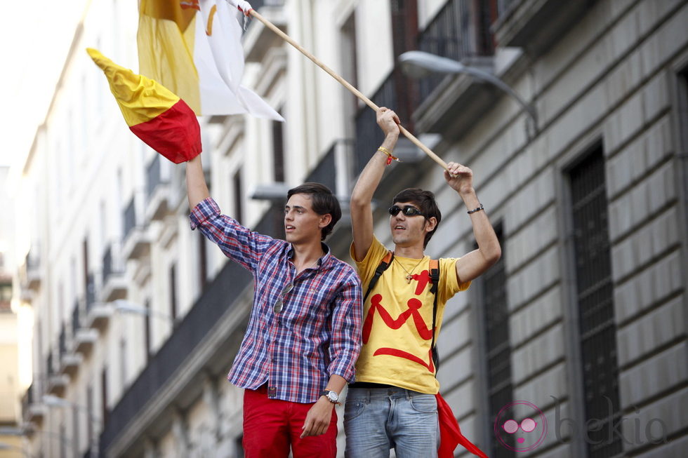 Dos jóvenes católicos de la JMJ 2011 enarbolan banderas