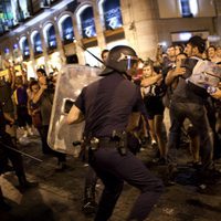 La policía carga contra los manifestantes de la marcha laica