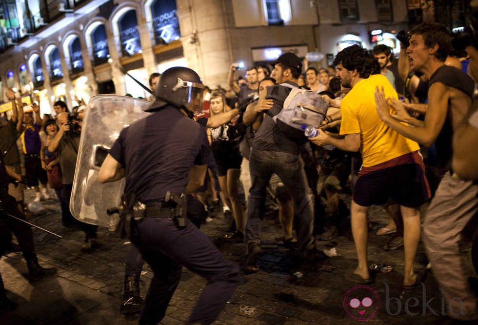 La policía carga contra los manifestantes de la marcha laica