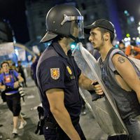 Un policía y un manifestante se encaran tras la marcha laica