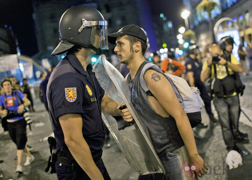 un policía y un manifestante se encaran tras la marcha laica