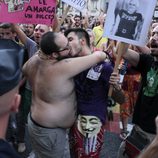 Dos hombres se besan en la marcha laica