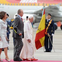 El Papa y los Reyes junto a una bandera de España en el aeropuerto de Madrid