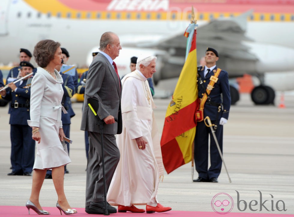 El Papa y los Reyes junto a una bandera de España en el aeropuerto de Madrid