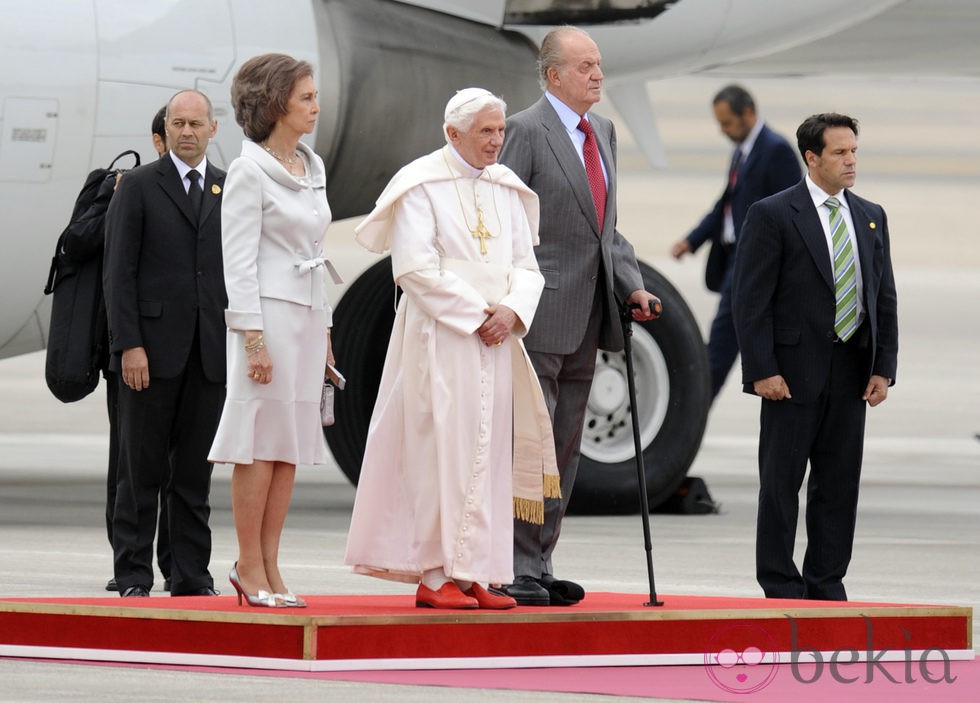 Don Juan Carlos y Doña Sofía reciben al Papa Benedicto XVI en Madrid