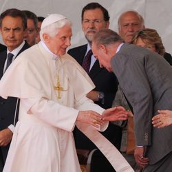 El Rey Juan Carlos I saluda al Papa Benedicto XVI en el aeropuerto de Madrid