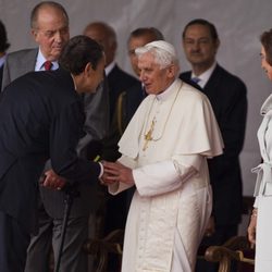 Zapatero se inclina ante el Papa Benedicto XVi junto a los Reyes en Madrid