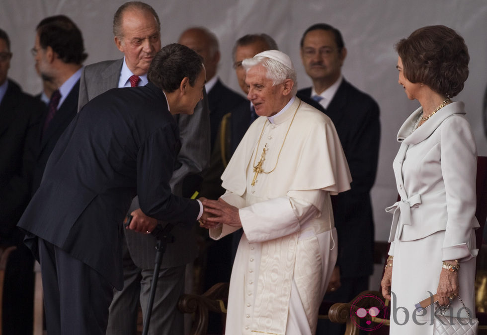 Zapatero se inclina ante el Papa Benedicto XVi junto a los Reyes en Madrid