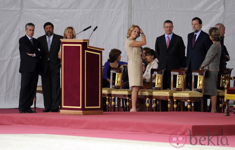 Esperanza Aguirre, Rajoy, Gallardón, Trinidad Jiménez y otros políticos esperan al Papa
