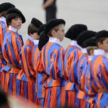 Guardia Suiza compuesta por niños en la recepción al Papa en Barajas
