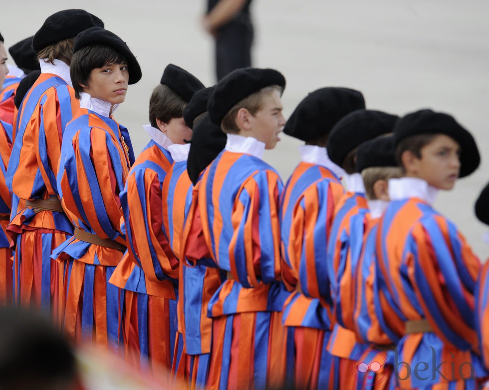 Guardia Suiza compuesta por niños en la recepción al Papa en Barajas