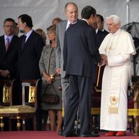 El Presidente Zapatero saluda al Papa junto a los Reyes de España