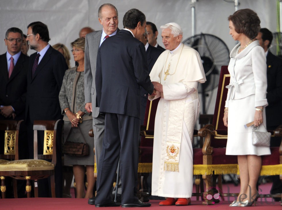 El Presidente Zapatero saluda al Papa junto a los Reyes de España