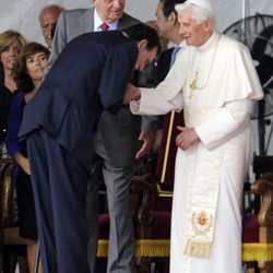 Mariano Rajoy se inclina ante el Papa Benedicto XVI en Madrid-Barajas