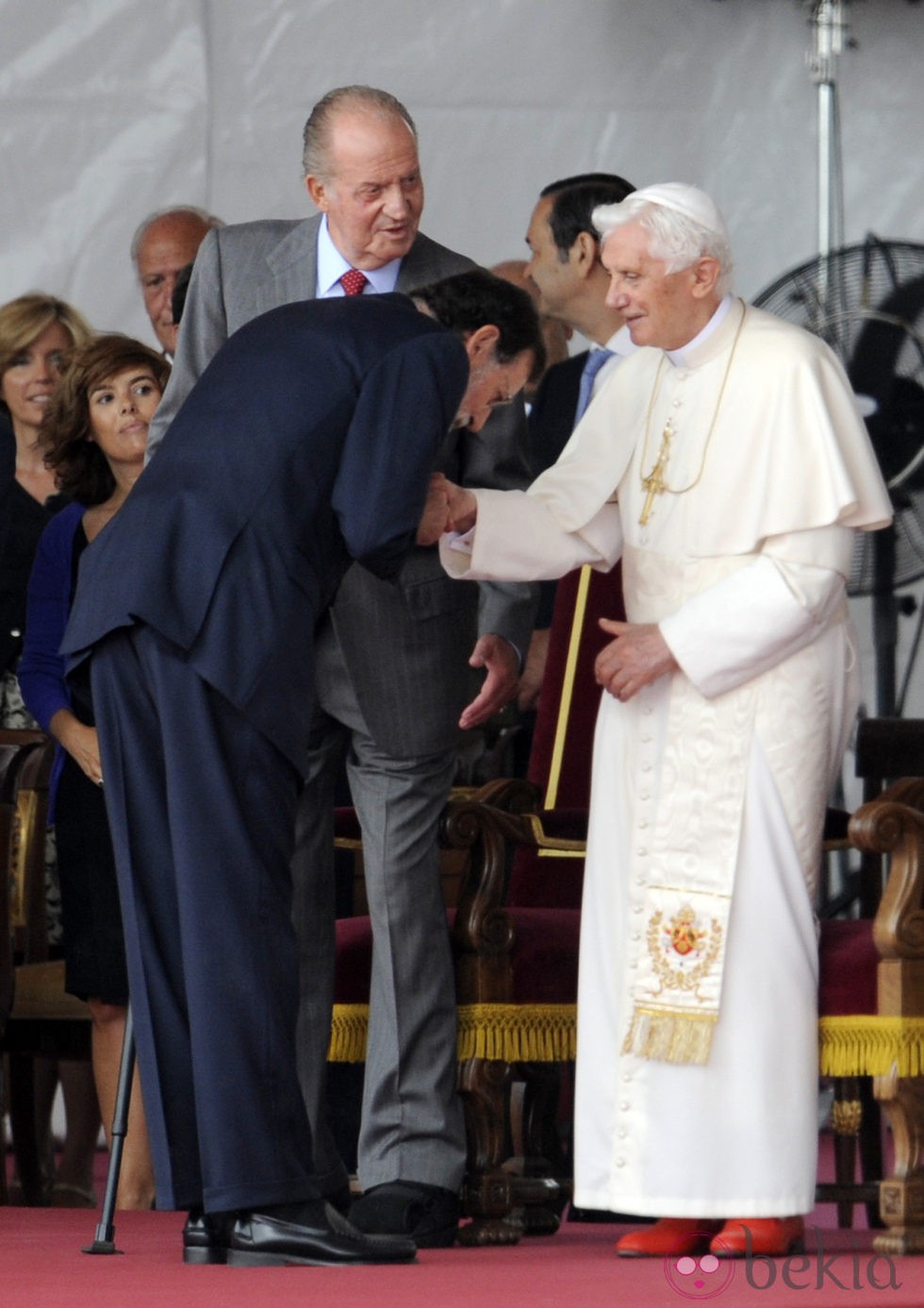Mariano Rajoy se inclina ante el Papa Benedicto XVI en Madrid-Barajas