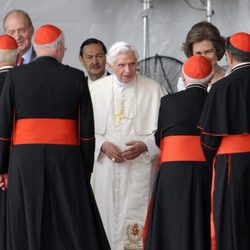 El Papa Benedicto XVI saluda a autoridades eclesiásticas en Madrid-Barajas
