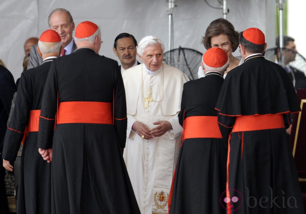 El Papa Benedicto XVI saluda a autoridades eclesiásticas en Madrid-Barajas